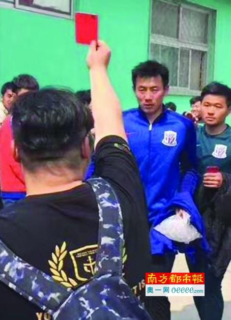 先是带领众评审团和媒体见面，晚上又和姚晨一同，亮相旧作《搜索》的红毯